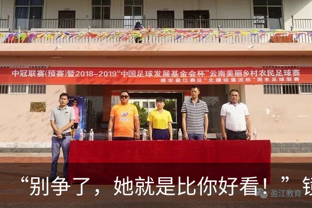 “别争了，她就是比你好看！”镜头里僵住的笑容：当宿舍友谊变成暗自较劲的雌竞场